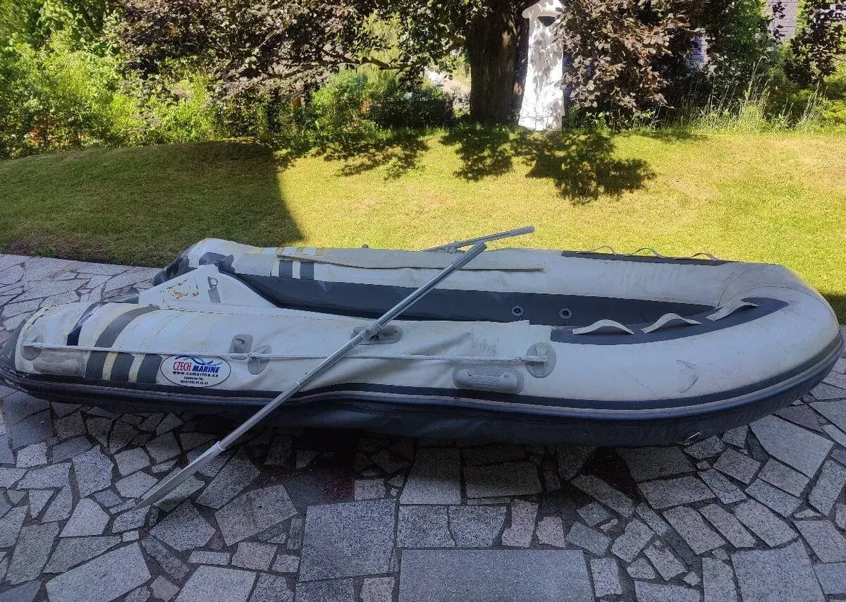 člun Czech Marine RIB 380 - poškozená nafukovací část