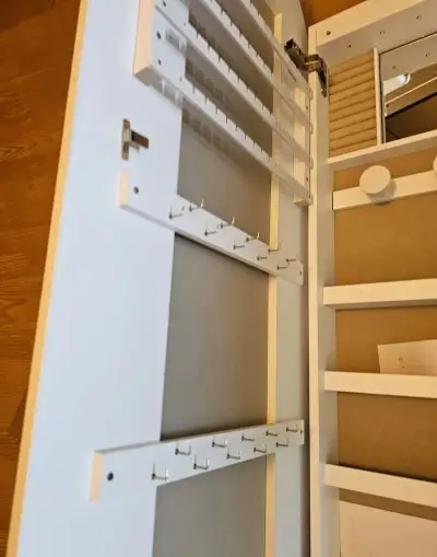 Nové zrcadlo se šperkovnicí a LED osvětlením