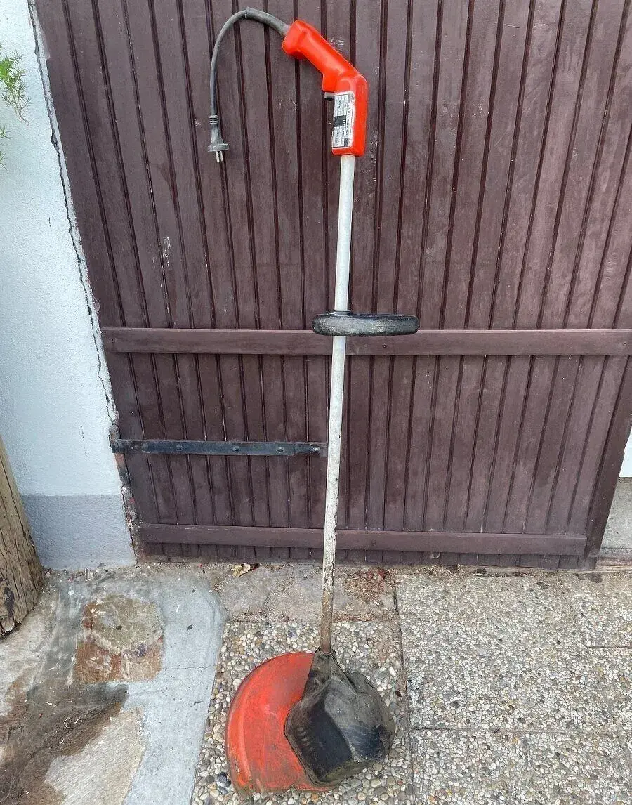 Strunovou sekačku na trávu