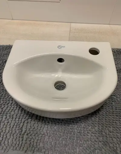 Ideal Standard – závěsné umývátko 350×260 mm, keramika