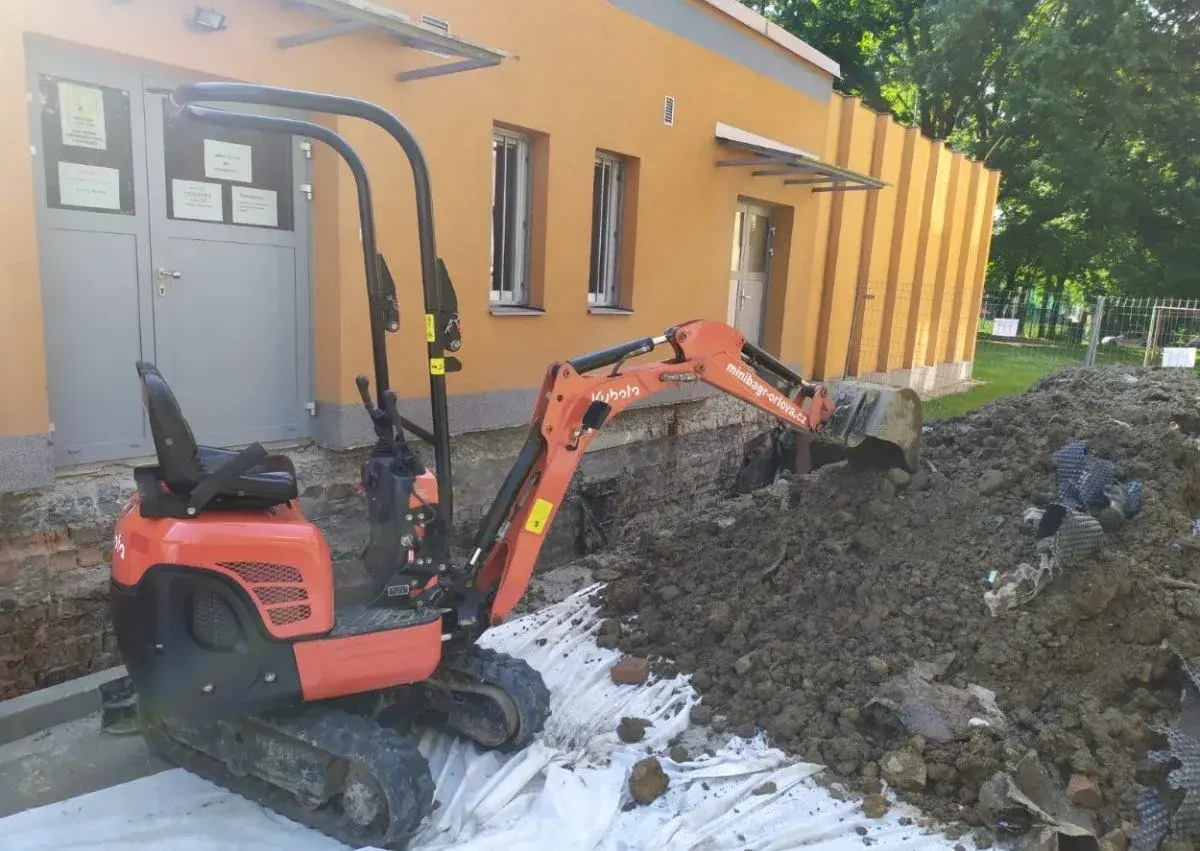 Půjčovna-pronájem-práce minibagrem Kubota