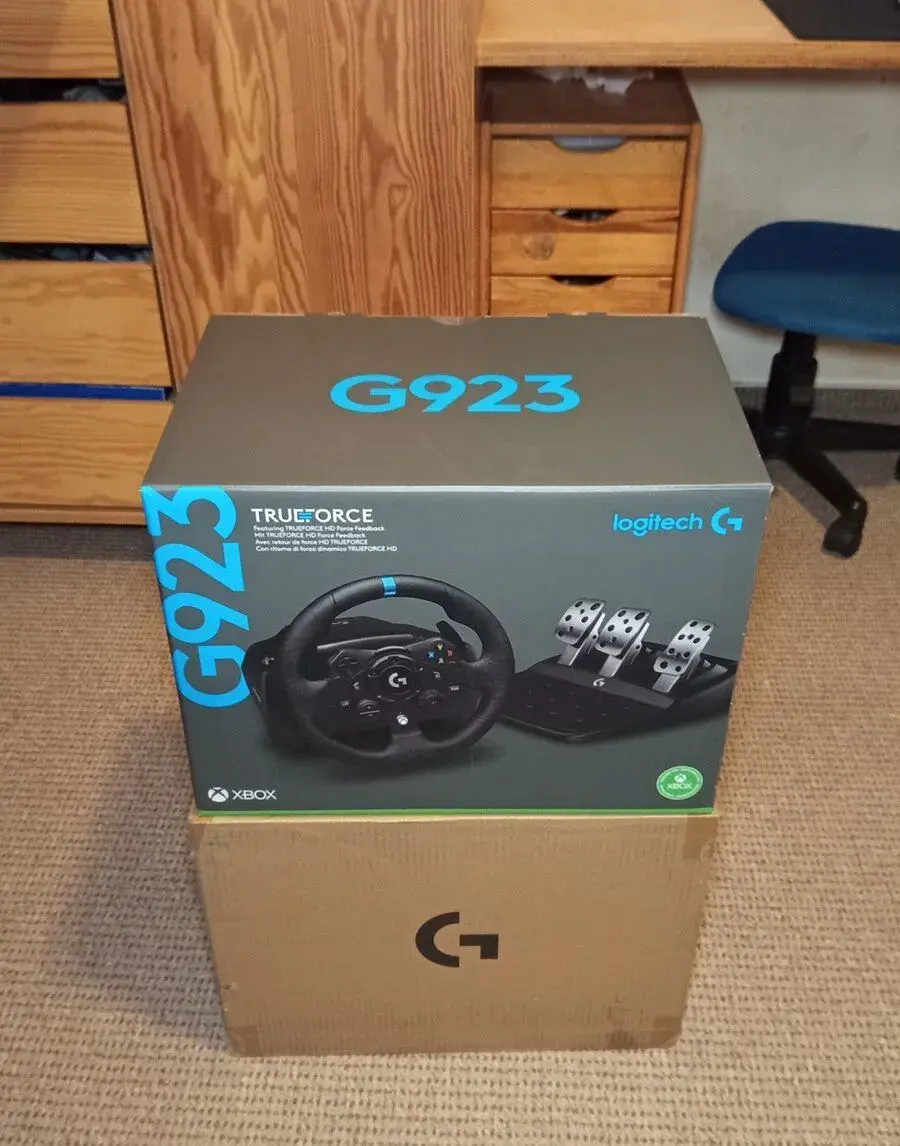 Volant Logitech G923, Radička Thrustmaster TH8S