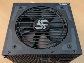 Seasonic Focus Plus 550W Platinum origo krabice + kabely