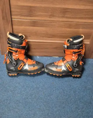 Boty ATOMIC BACKLAND CARBON