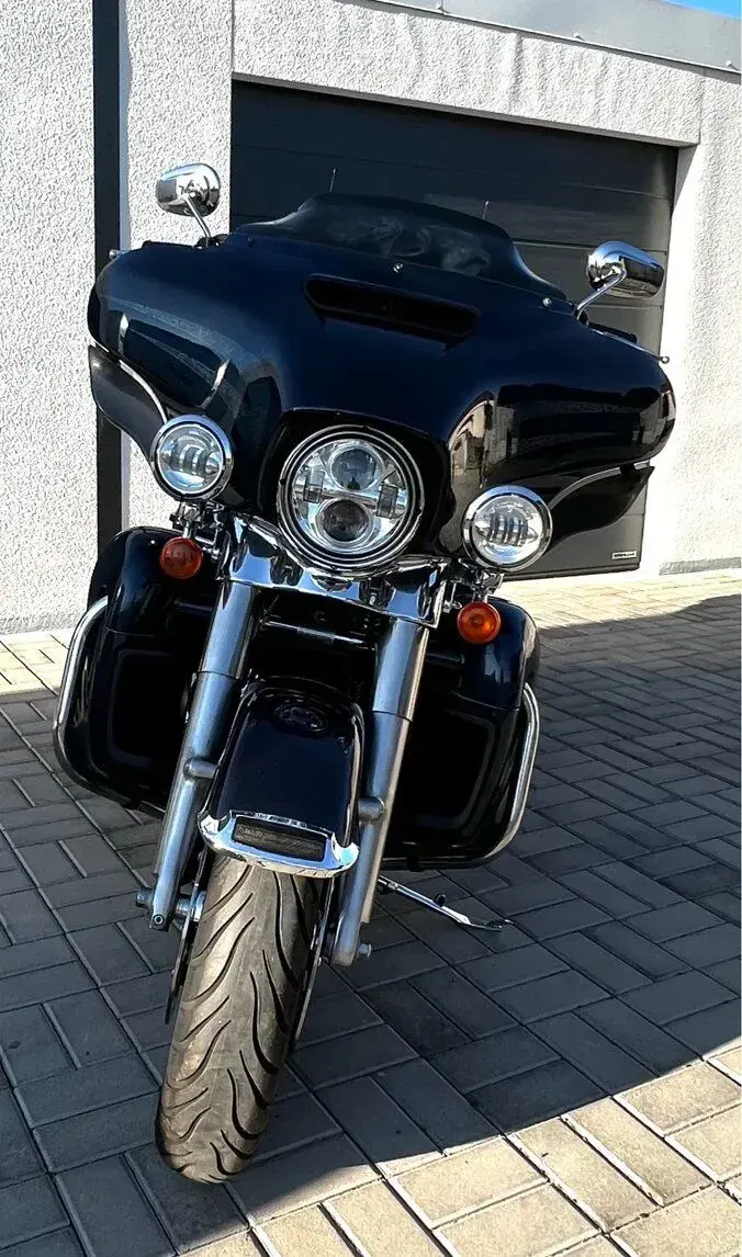 Harley - Davidson, modrá Ultra Electra Glide Limited.