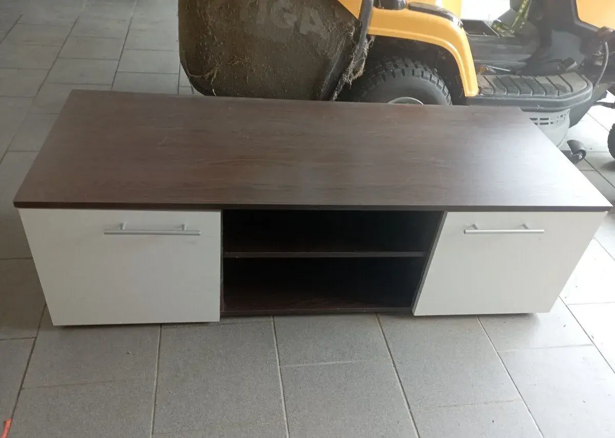 2 skříňky do obývacího pokoje