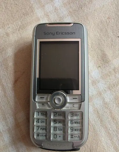Mobilní tlačítkový telefon Sony Ericsson K700i
