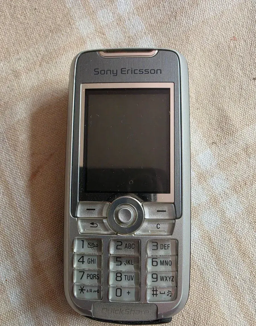 Mobilní tlačítkový telefon Sony Ericsson K700i