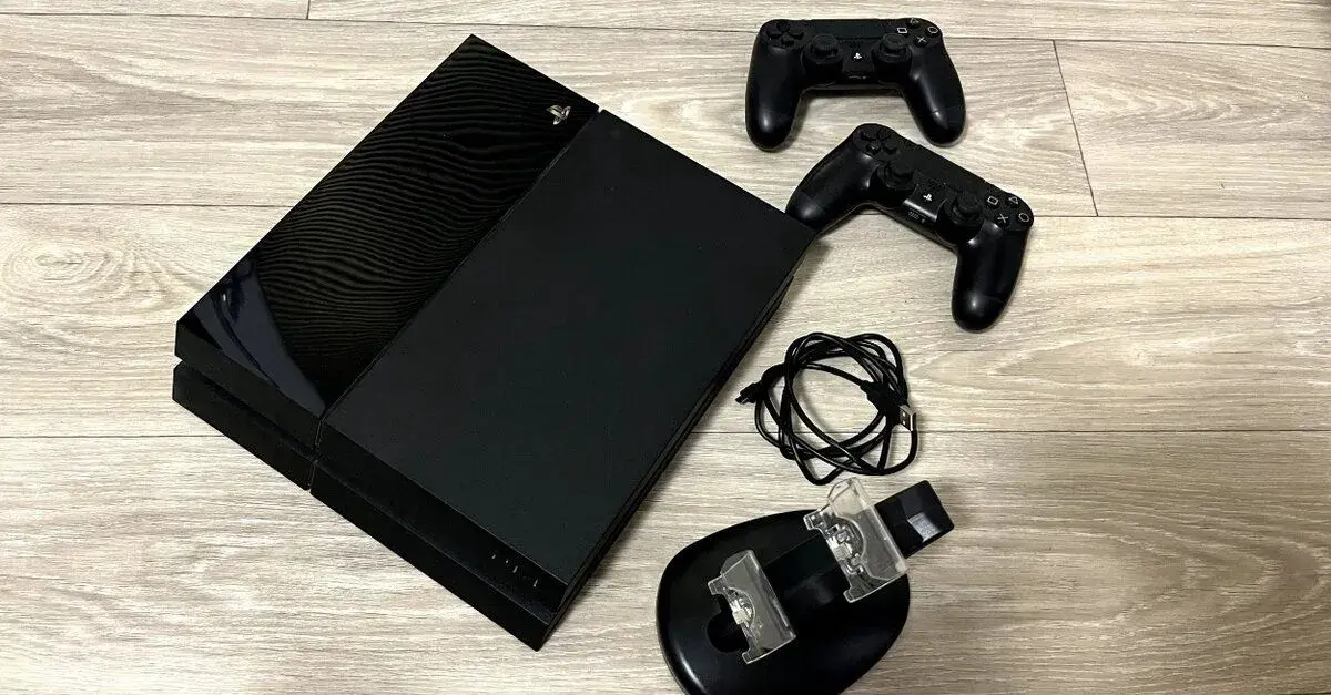 Playstation 4 - 500GB + 2x DualShock + nabíjecí stojan