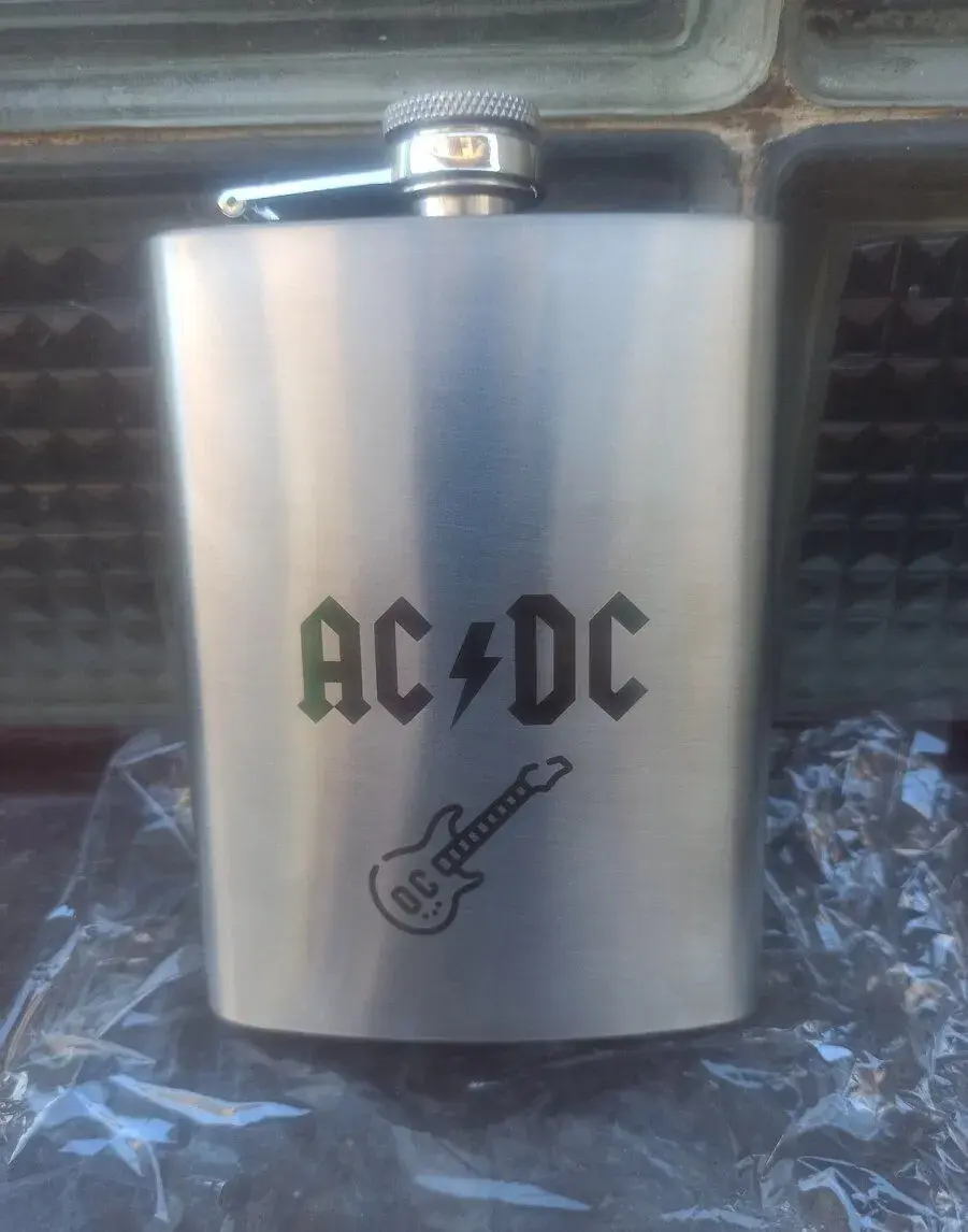 Láhev s motivy kapely AC-DC