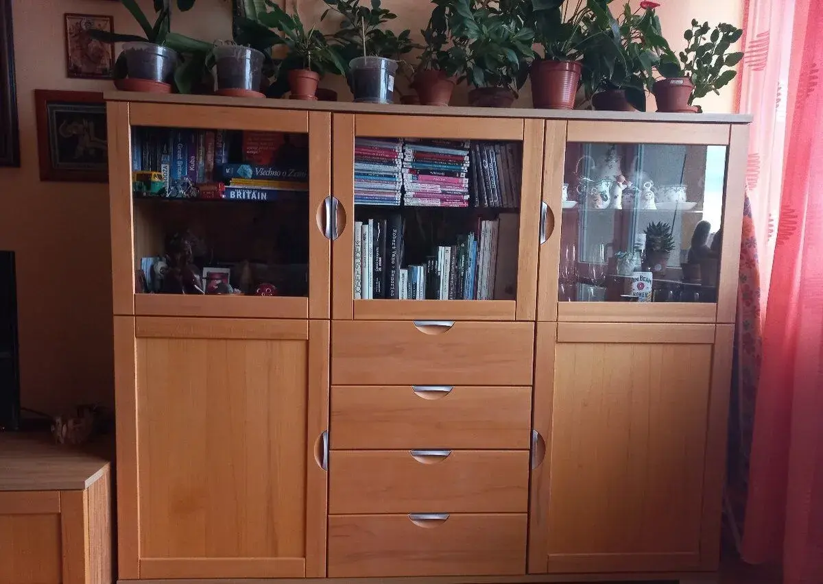Prosklený sekretář a TV skříňka