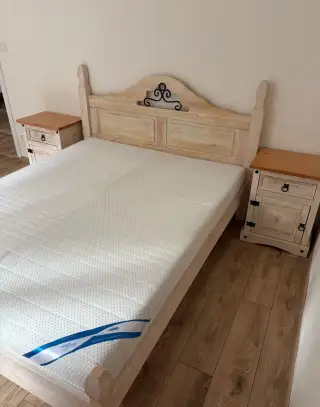 Postel 160x200 cm včetně matrace a nočních stolků