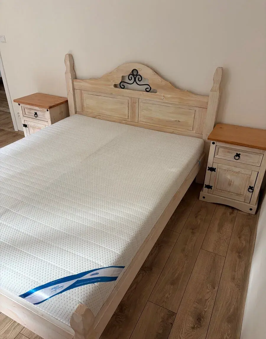 Postel 160x200 cm včetně matrace a nočních stolků