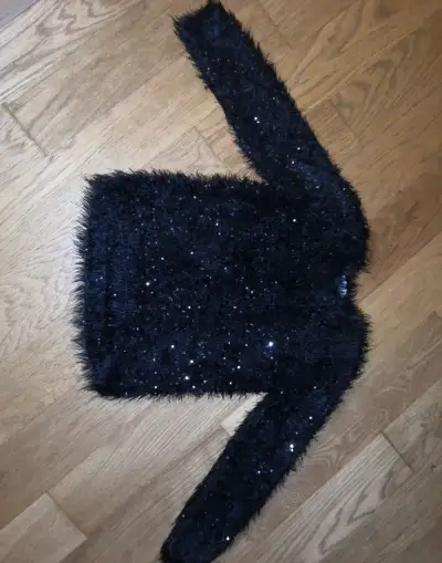 Černý chlupatý svetr se třpytkami H&M 110/116