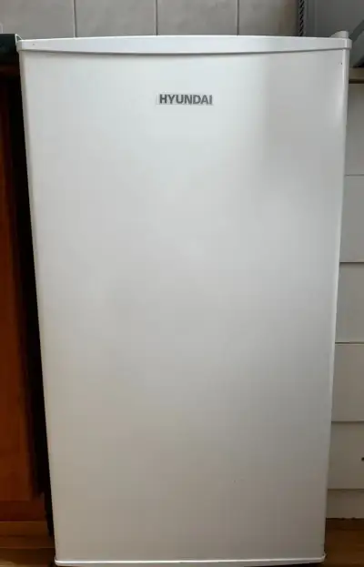 Malá lednice Hyundai s mrazáčkem – výška 86 cm