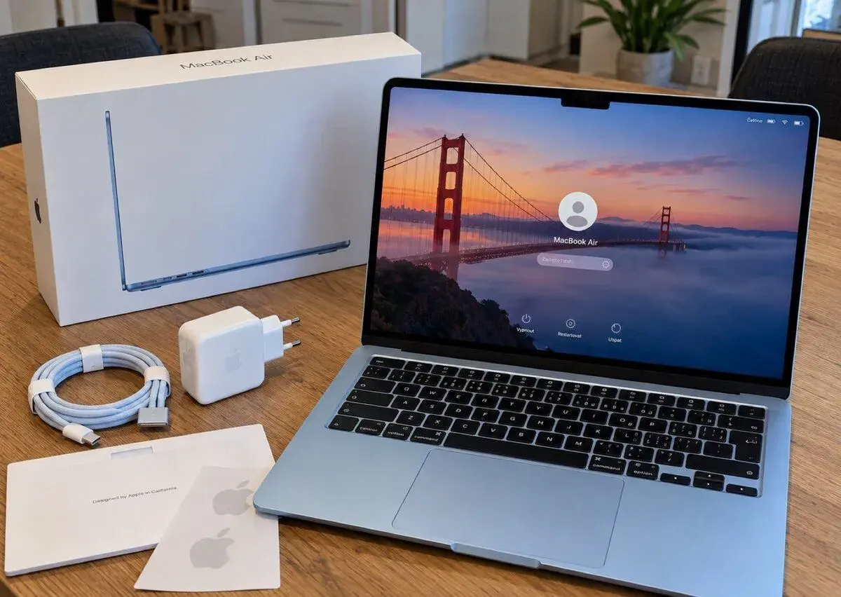 Macbook air 13" M4 sky blue zánovní