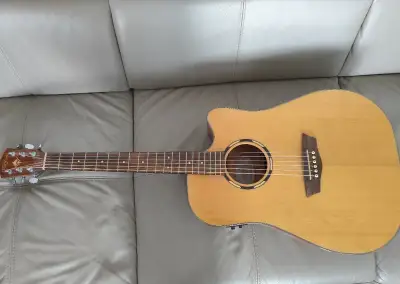 Elektroakustickou kytaru Washburn