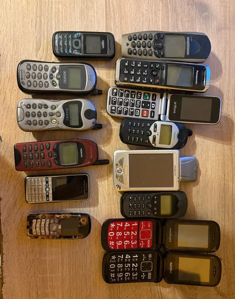 Velká sada starých tlačítkových a retro mobilních telefonů