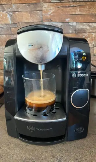 Bosch Tassimo Brita + stojan na kapsle