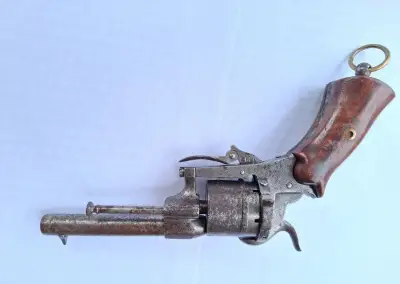 historický revolver lefoš