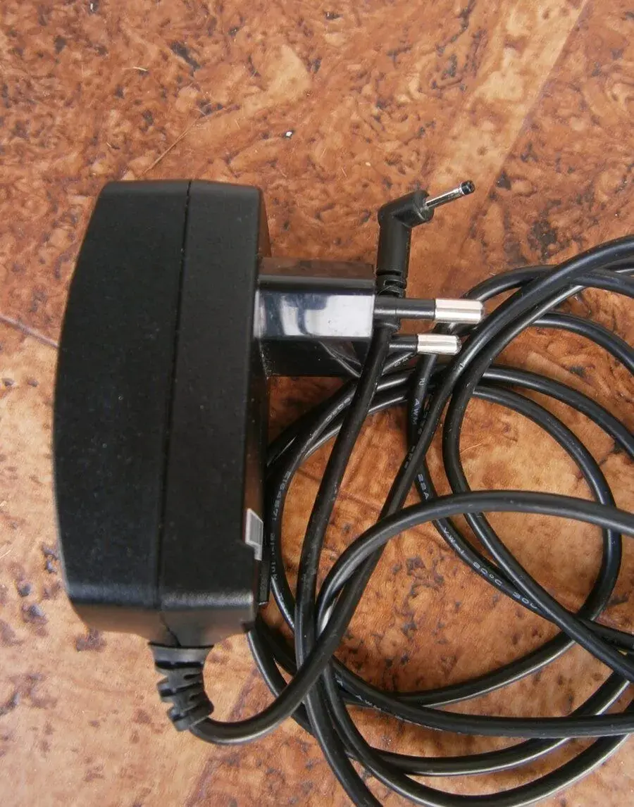 nabíječka output 5V/1A, nepoužitá.