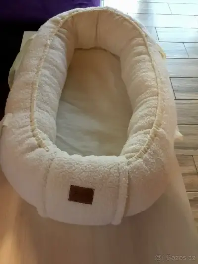 Kojenecké hnízdečko s funkcí nosítka