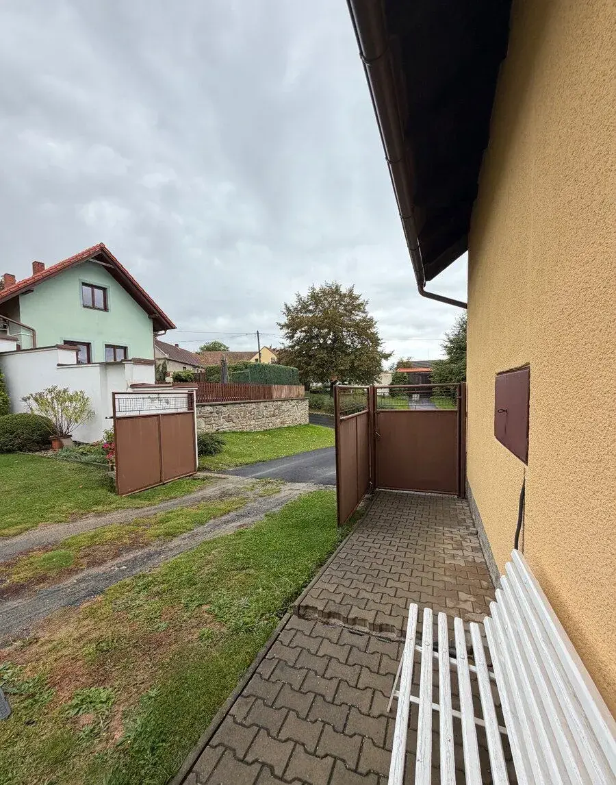 Kovová dvoukřídlá brána s brankou – 1 000 Kč