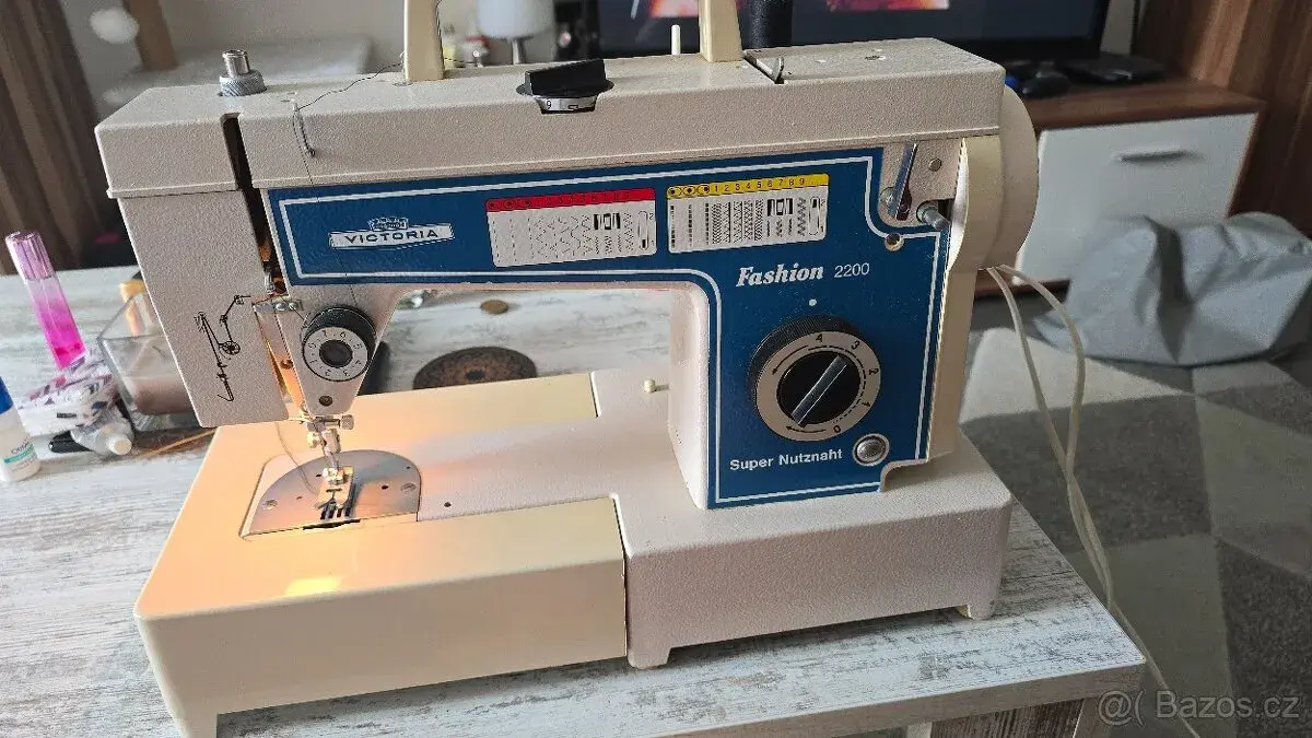 Elektrický šicí stroj Victoria Fashion 2200 Super Nutznaht