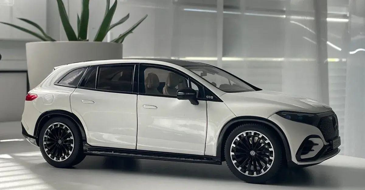 Mercedes EQS SUV AMG line NZG 1:18 white