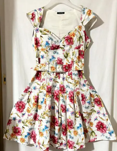 Krásné květované šaty s páskem, Retro - Pin-up styl (S/M)