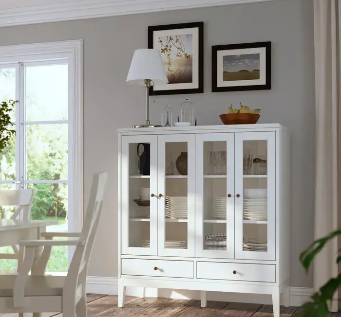 Skříňka s dvojitými prosklenými dvířky z Ikea