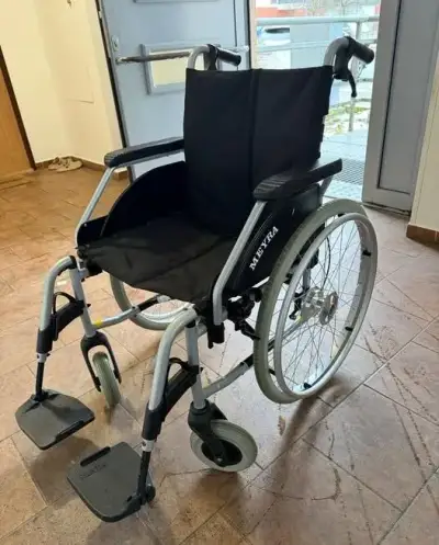 skládací invalidní vozík meyra s brzdama pro doprovod