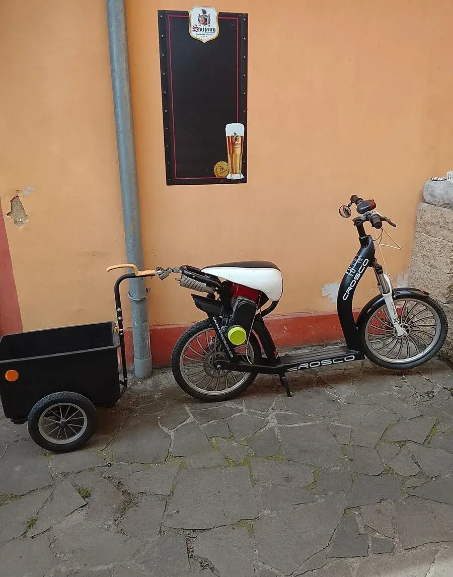 Bez řidičáku a helmy