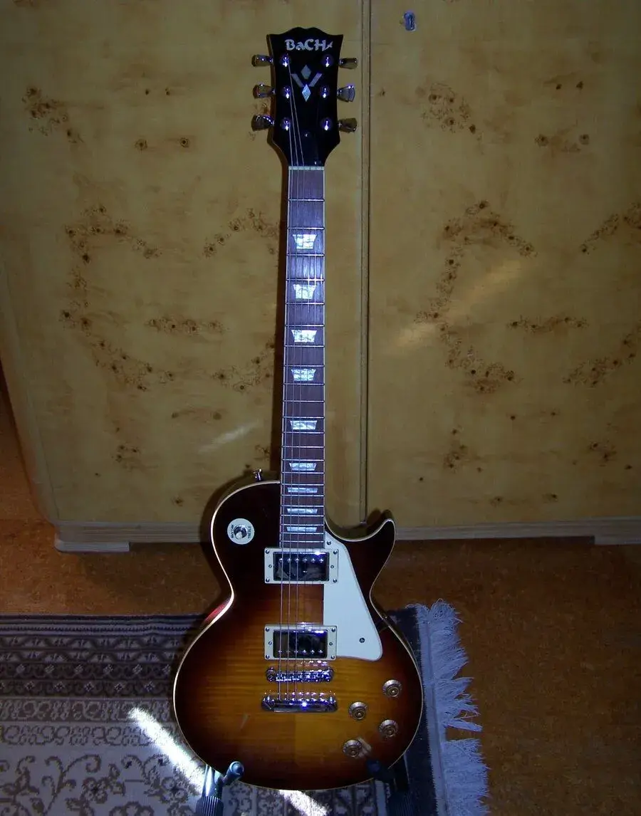 Elektrická kytara BaCH, provedení Les Paul SB