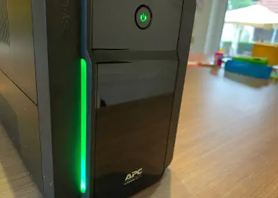 Záložní zdroj APC model BVX2200LI-GR