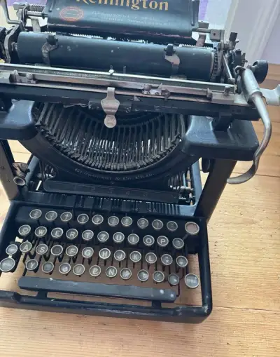 Starožitný psací stroj značky Remington
