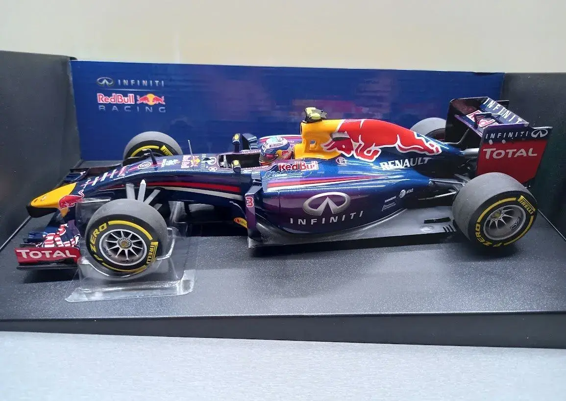 F1 INFINITI RED BULL RB10 2014 RICCIARDO MINICHAMPS 1:18