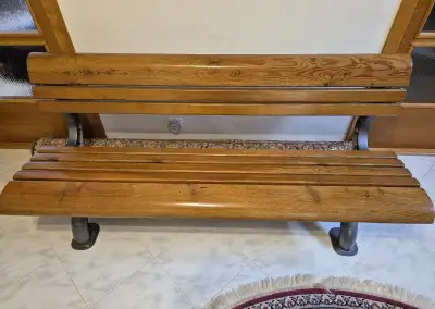 Krásná zahradní lavička
