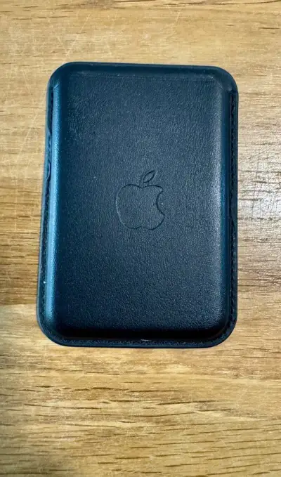 Apple MagSafe kožená peněženka – Černá