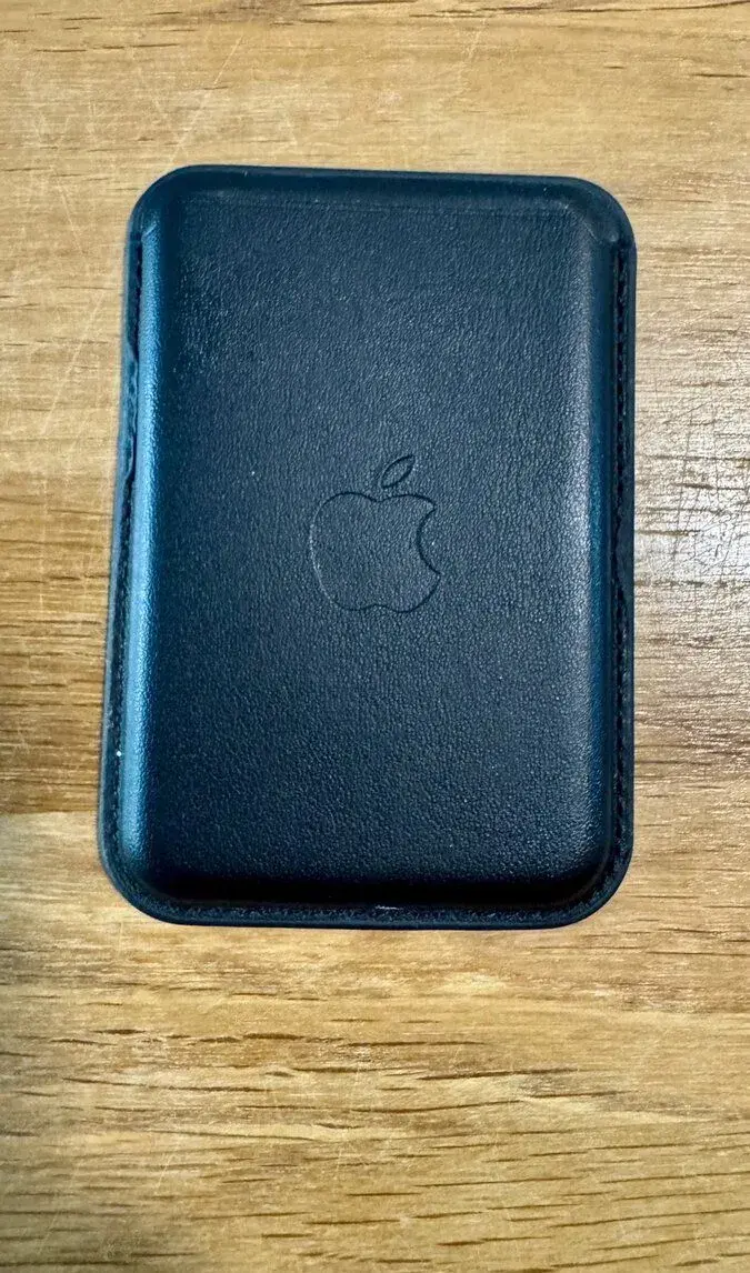 Apple MagSafe kožená peněženka – Černá