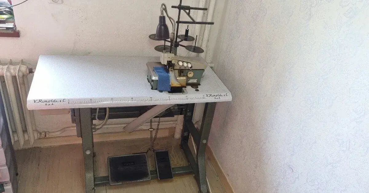 Průmyslový třínitý šicí stroj overlok Rimoldi na textil