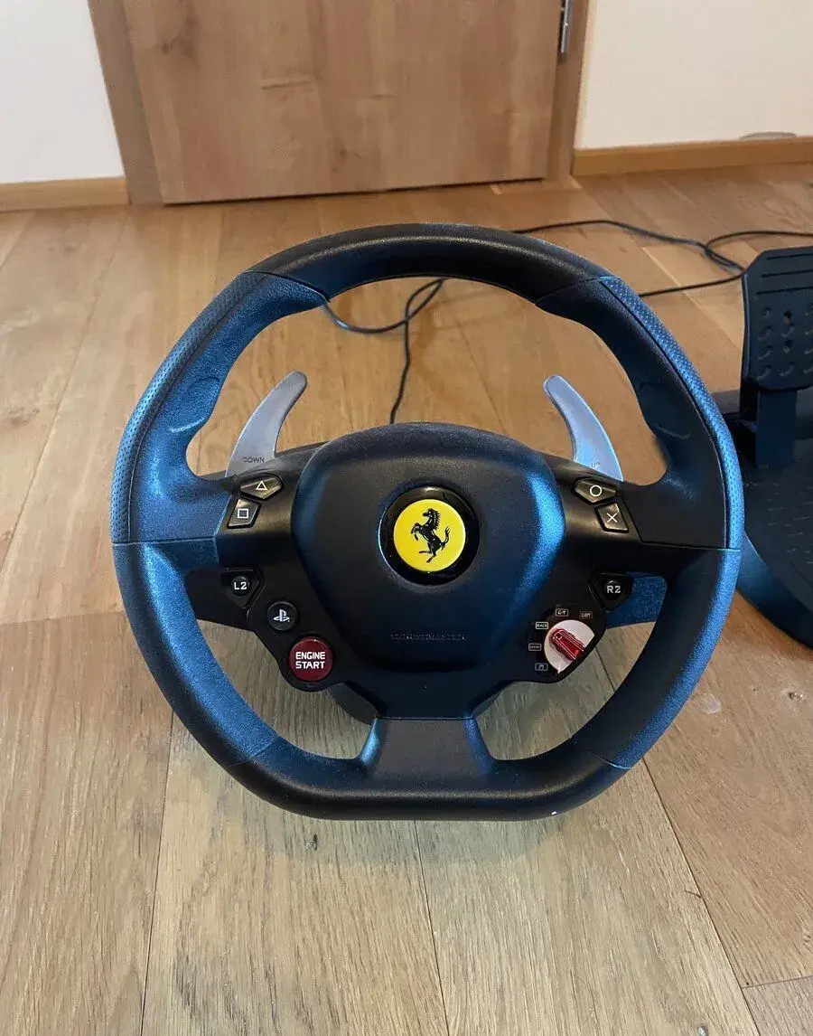 Thrustmaster Ferrari volant. S možností dokoupení dvou her.