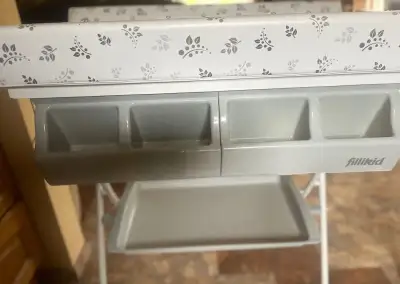 Přebalovací pult s vaničkou