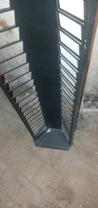 Kovovy stojan na Vhs video kazety