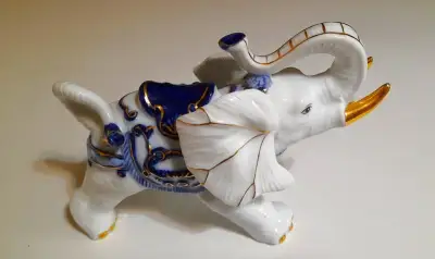 Porcelánová soška slona pro štěstí – 18 cm (perfektní stav)
