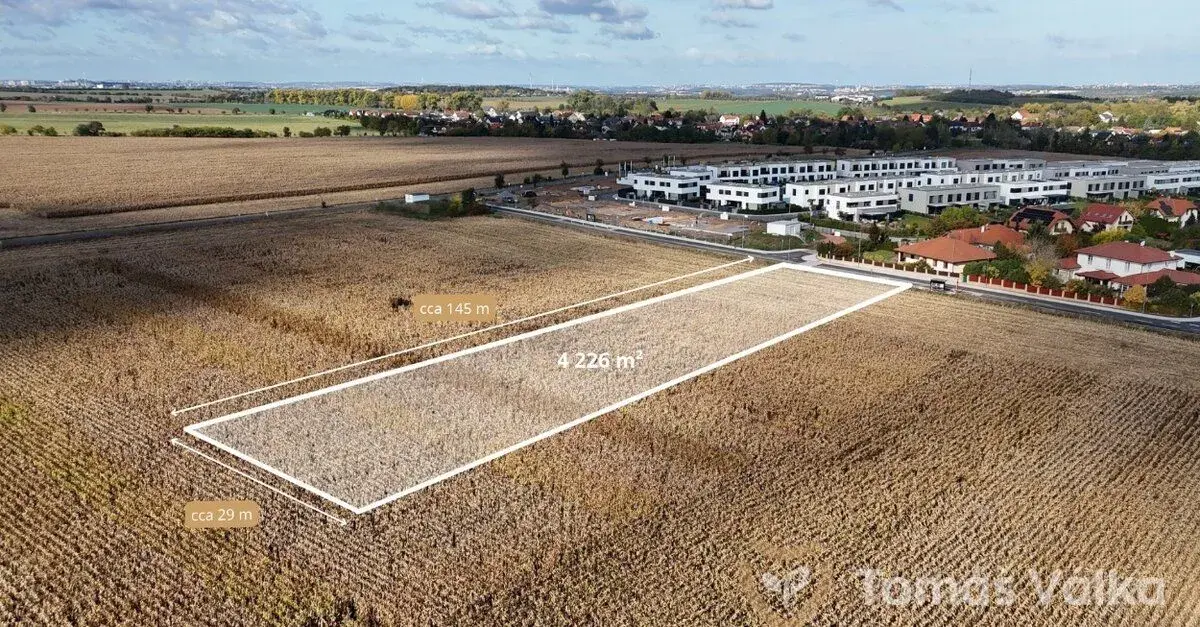 Investiční tip – pozemek s potenciálem u Prahy – 4 226 m2 –