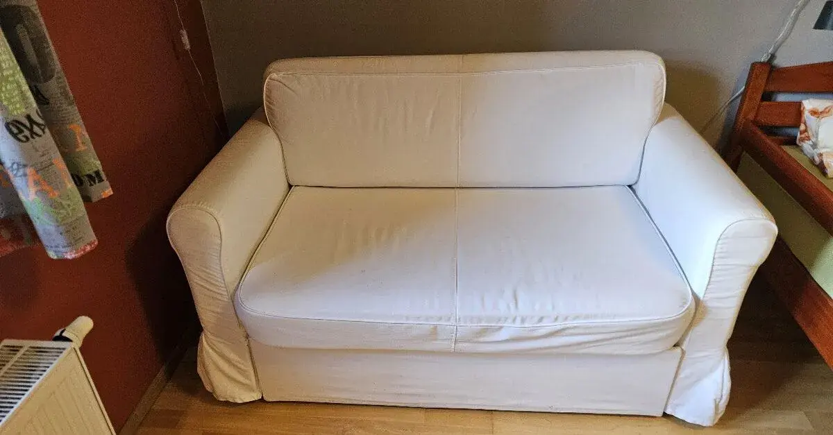 Rozkládací dvoumístná pohovka IKEA HAGALUND - bílý potah
