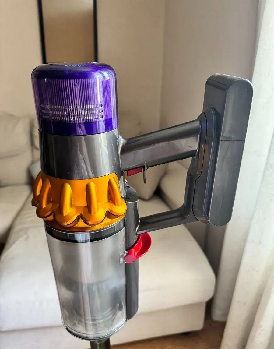 Dyson V15 Detect Absolute 2023, záruka do 02/2027, faktura,