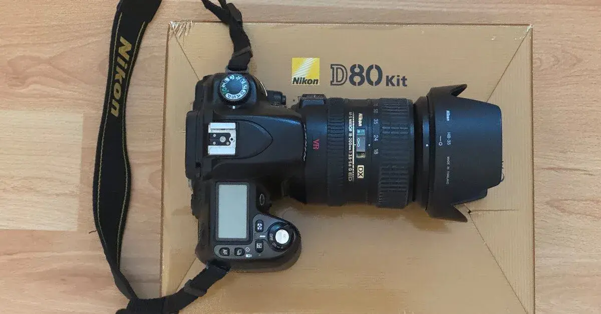 Nikon D80 + Nikkor AF-S VR 18-200 f/3.5-5.6G IF-ED