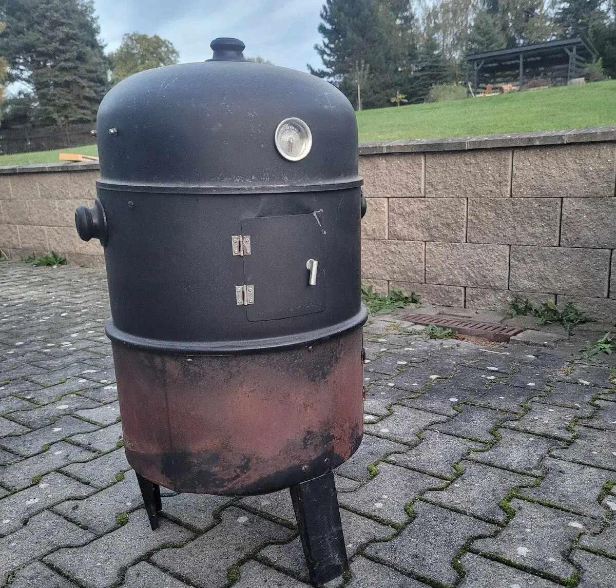 Zahradní gril a udírna na uhlí